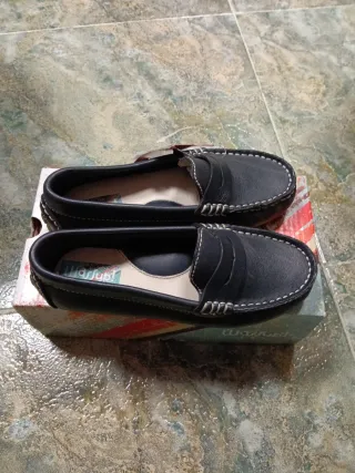 Mocasines negros nuevos..talla 29.