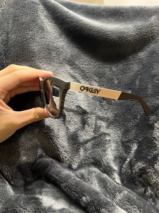 Gafas de sol Oakley grises y marrones