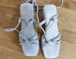 Sandalias esparto atadas al tobillo