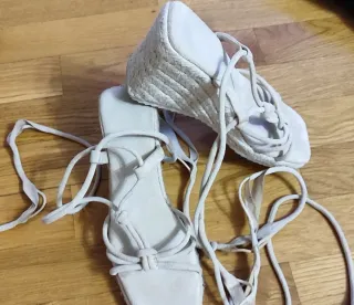 Sandalias esparto atadas al tobillo