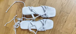 Sandalias esparto atadas al tobillo