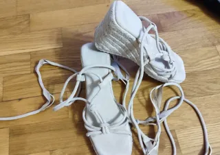 Sandalias esparto atadas al tobillo