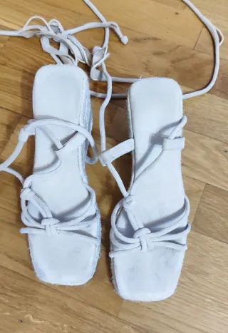 Sandalias esparto atadas al tobillo