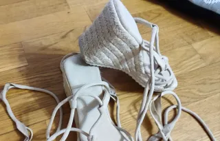 Sandalias esparto atadas al tobillo