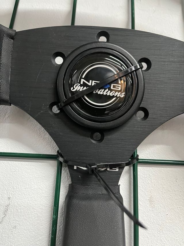 Volante esportivo com costura azul