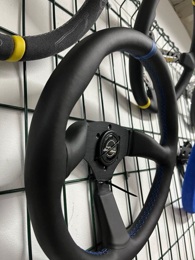 Volante esportivo com costura azul