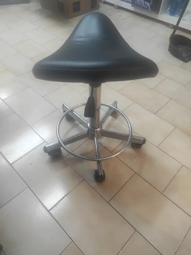 Taburete de peluquería negro con ruedas