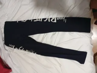 Leggings Zara negros con texto