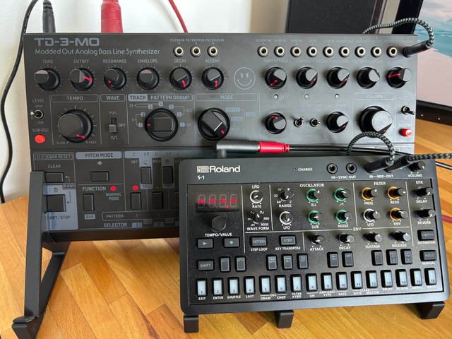 Soporte Behringer TD-3-MO con repisa