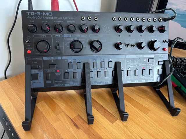 Soporte Behringer TD-3-MO con repisa