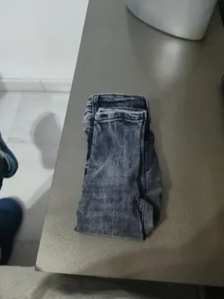 Pantalones vaqueros grises desgastados 3 a 4 años