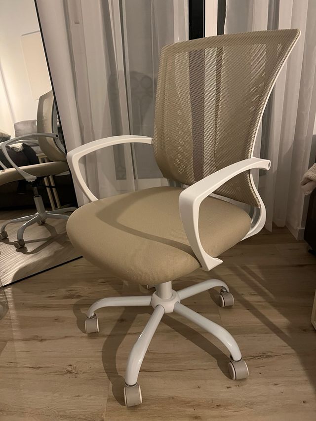 Silla giratoria de oficina beige y blanca