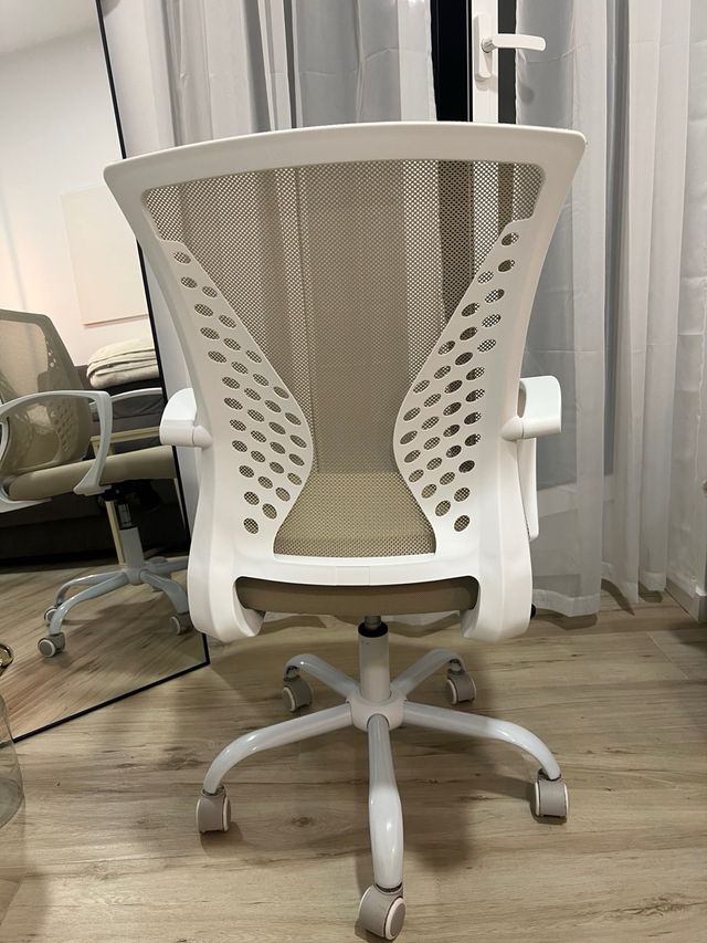 Silla giratoria de oficina beige y blanca