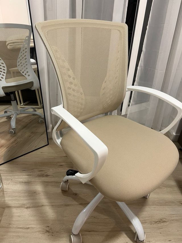 Silla giratoria de oficina beige y blanca