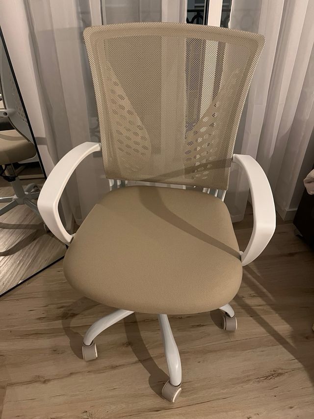 Silla giratoria de oficina beige y blanca