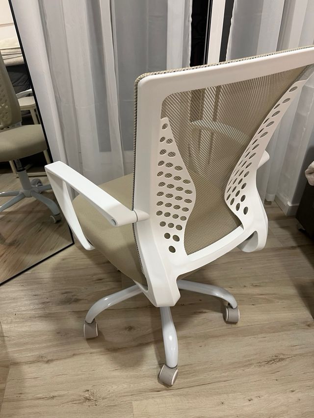 Silla giratoria de oficina beige y blanca