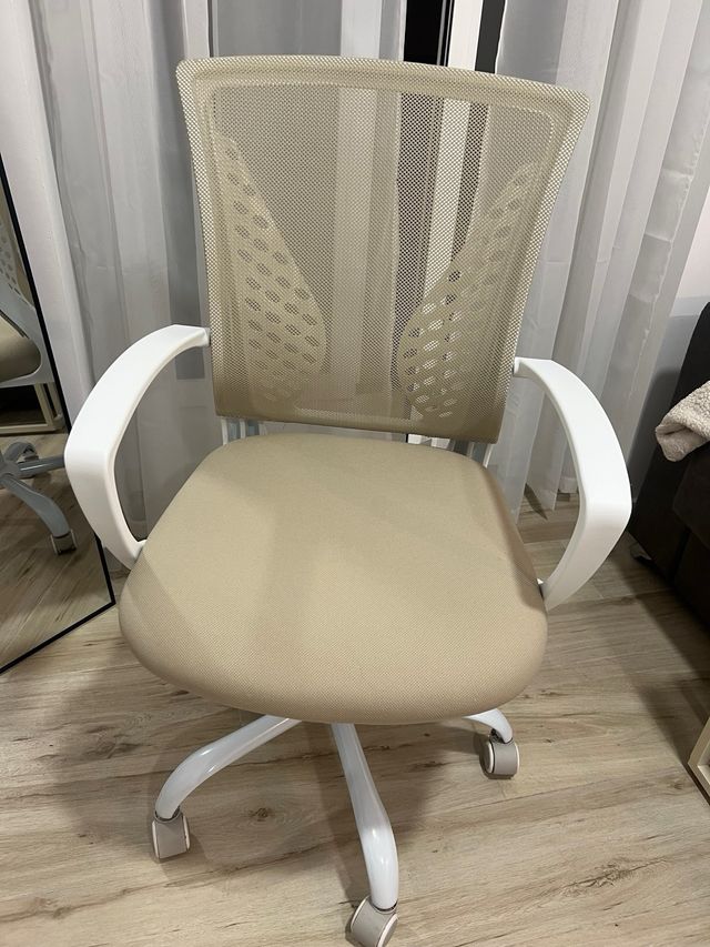 Silla giratoria de oficina beige y blanca