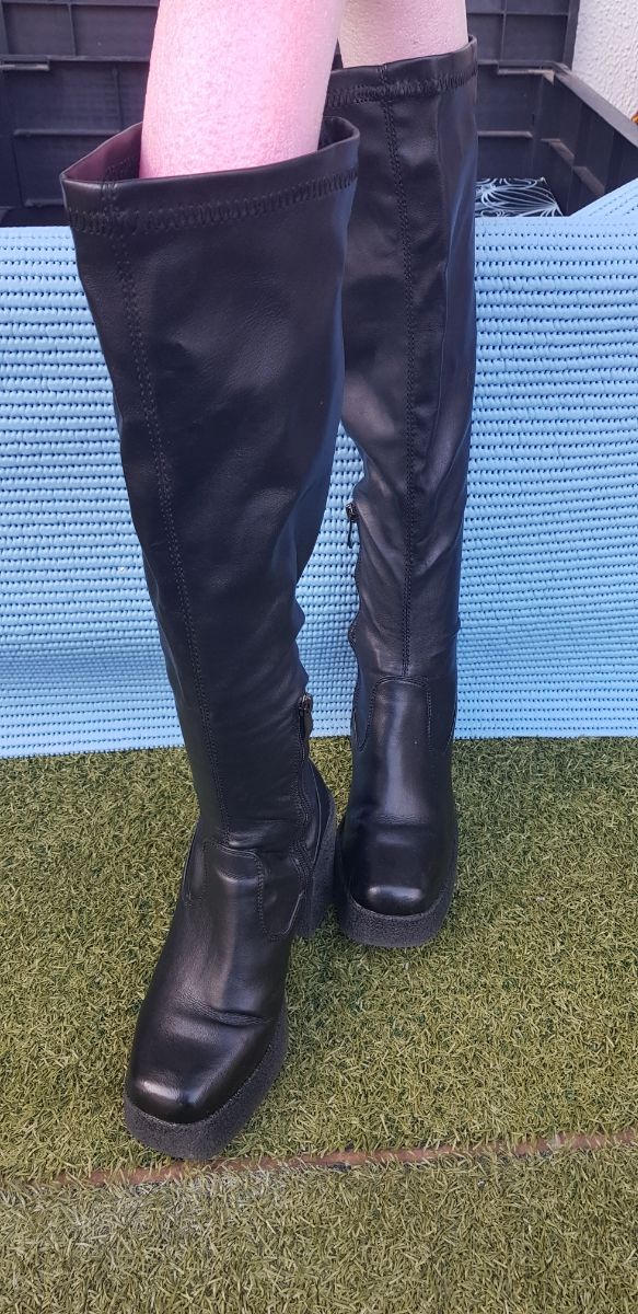 Botas altas de plataforma tipo calcetín.