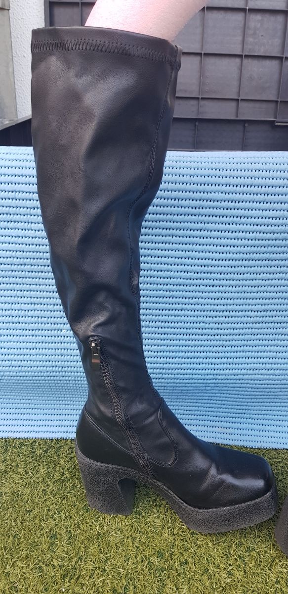 Botas altas de plataforma tipo calcetín.