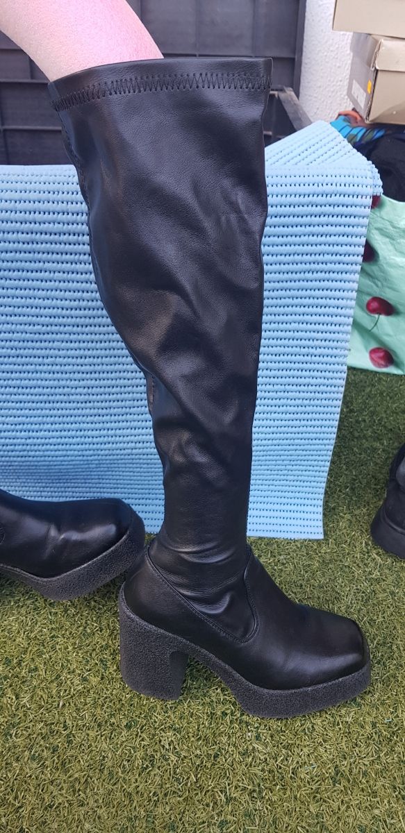 Botas altas de plataforma tipo calcetín.