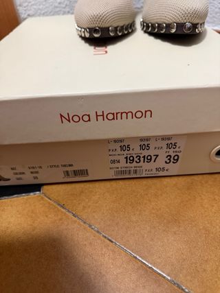 Botas cowboy beige con tachuelas