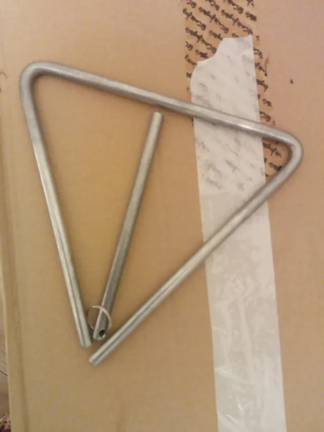 Triángulo musical con baqueta