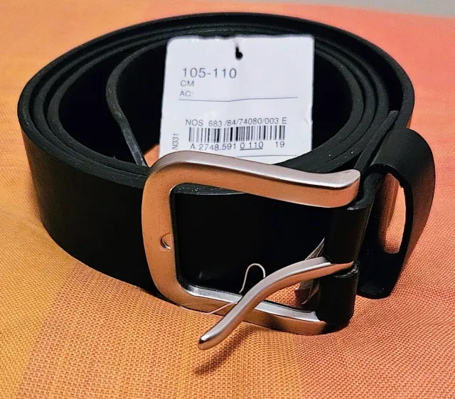 Cinturón negro hebilla plateada