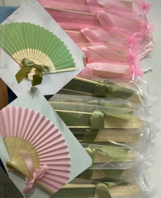Abanicos personalizados verdes y rosas