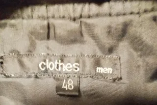 Abrigo negro de pana con capucha.