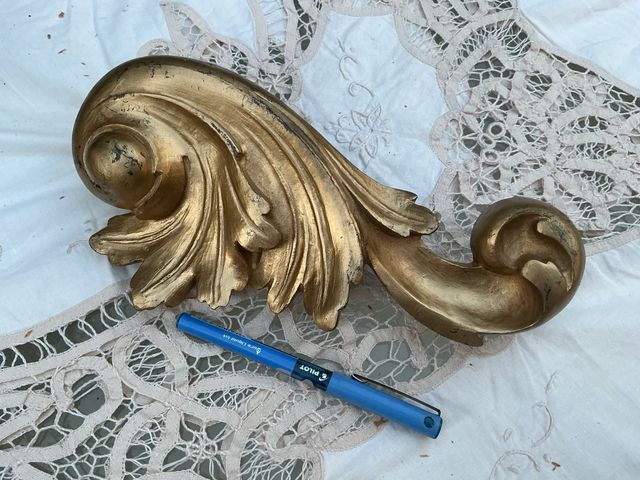 Adorno dorato in stile barocco