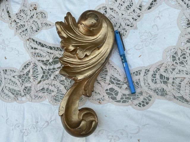 Adorno dorato in stile barocco