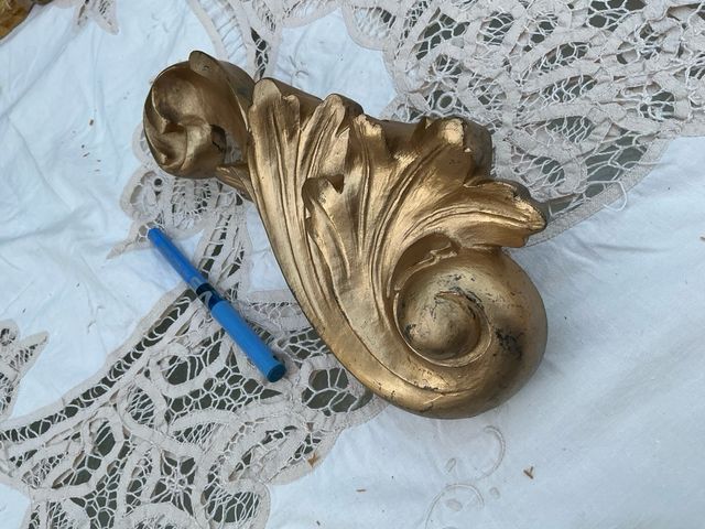 Adorno dorato in stile barocco