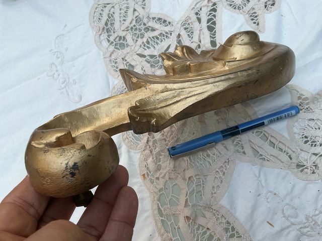 Adorno dorato in stile barocco