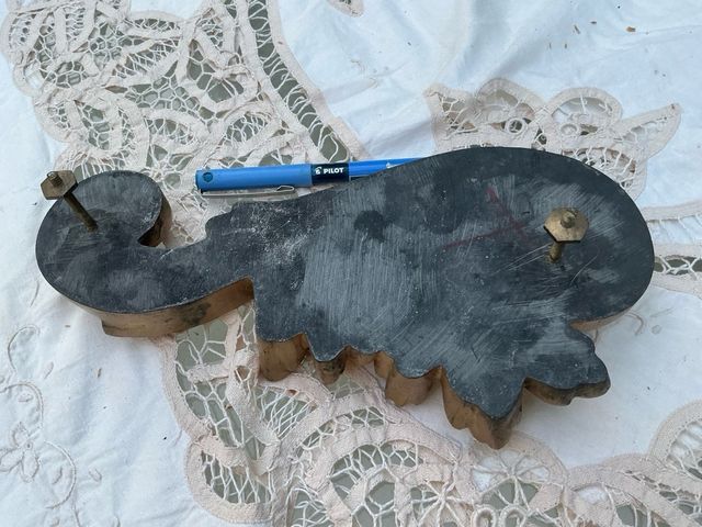 Adorno dorato in stile barocco