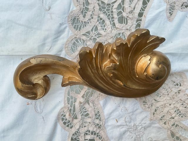 Adorno dorato in stile barocco