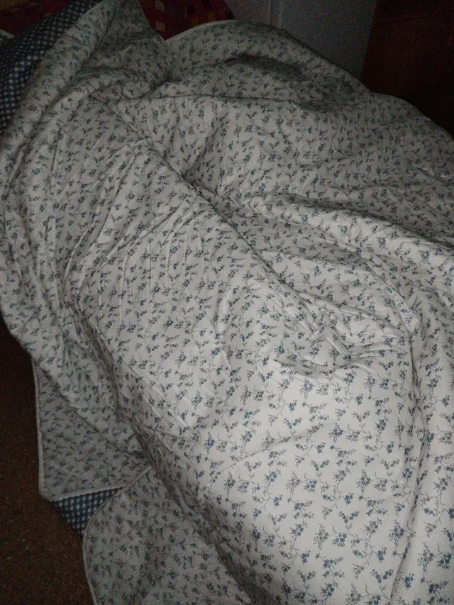 Colcha de entretiempo ( de fabrica con una pequeña