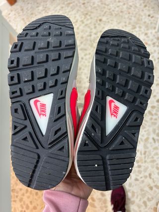 Zapatillas Nike Air Max grises y rojas