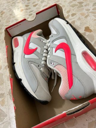 Zapatillas Nike Air Max grises y rojas
