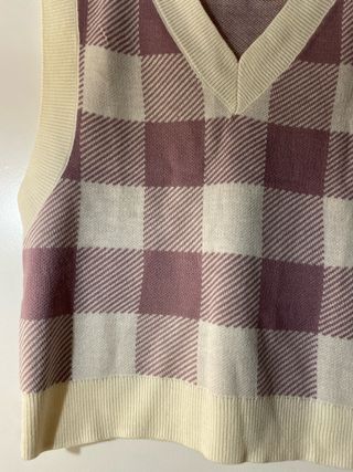 Chaleco H&M cuadros lila y beige claro