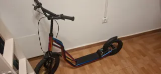 Patinete con ruedas grandes y diseño colorido