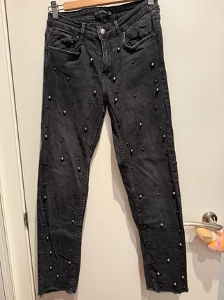 Pantalones vaqueros negros con perlas