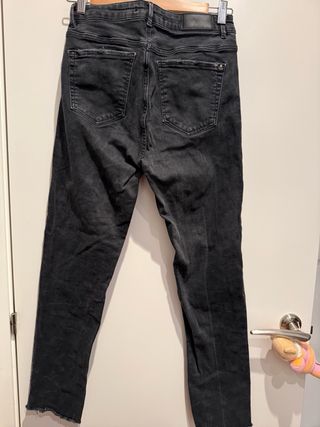 Pantalones vaqueros negros con perlas