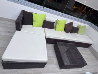 Rinconera Ratan Marrón y mesa compañera