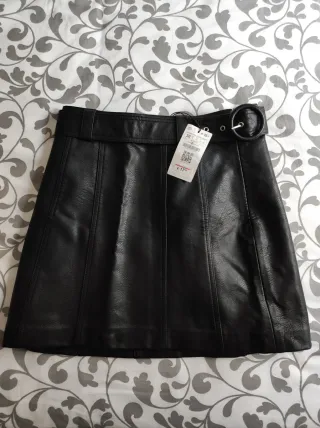 Falda cuero Stradivarius, talla 36