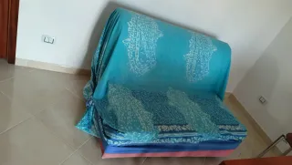 Divanetto letto tessuto blu e rosa