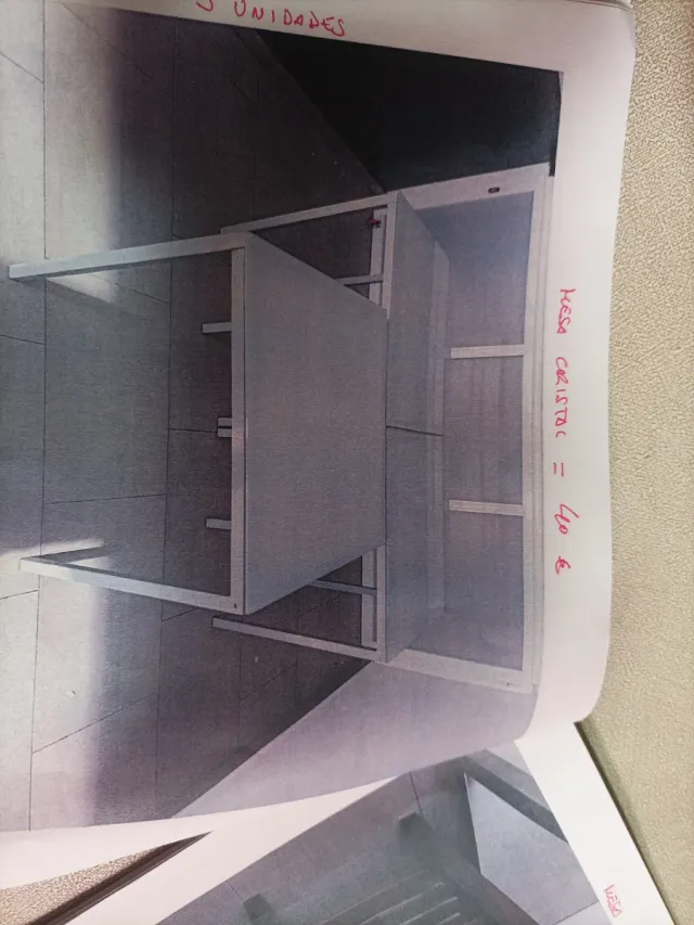 Mesa de cristal y metal