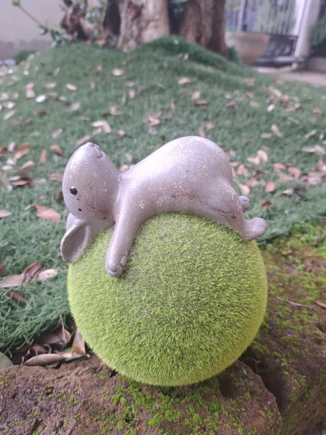 Soprammobile coniglio su sfera verde