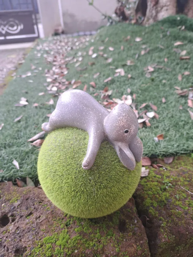 Soprammobile coniglio su sfera verde