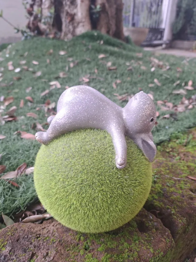 Soprammobile coniglio su sfera verde