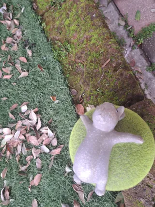 Soprammobile coniglio su sfera verde